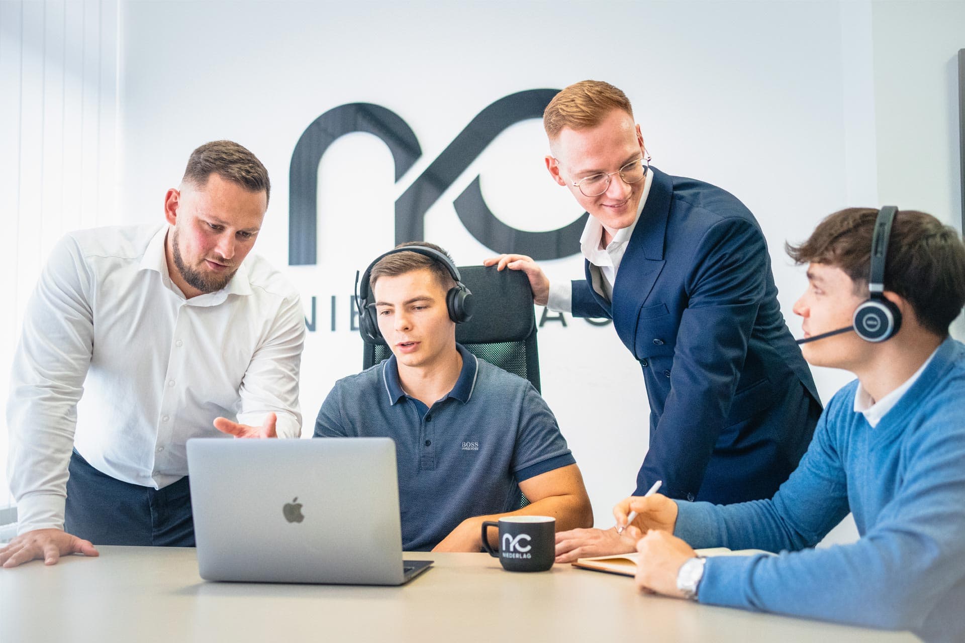 Das Team der Niederlag Consulting GmbH bei der Arbeit im Büro in Dresden